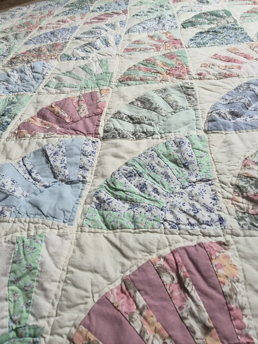 Vintage Fan-Pattern Quilted Bedspread in Pastel Multi 76×77